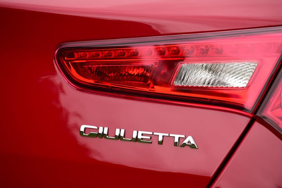 Логотип Alfa Romeo Giulietta 2016 года  (UK) (фото 16 из 44)